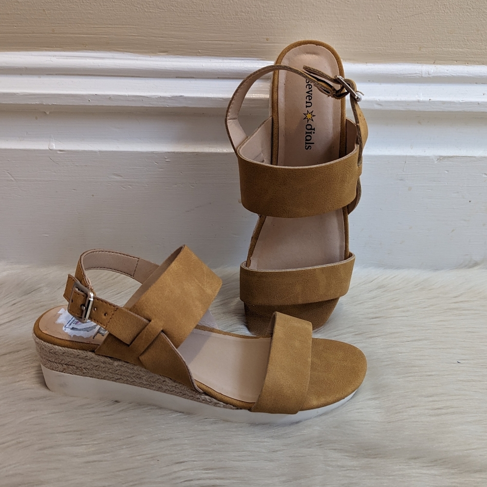 Seven Dials mustard yellow and white sandals never worn size 7.5